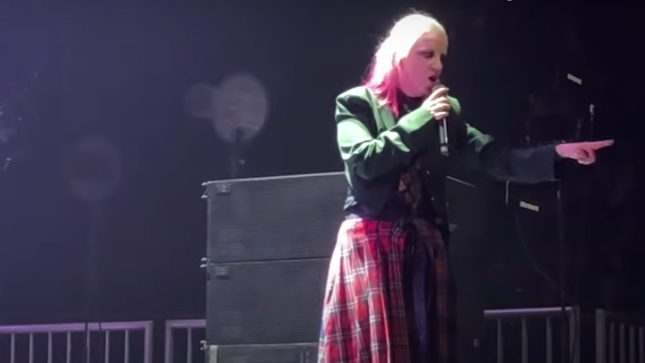 Garbage Shirley Manson Stoppe Une Bagarre En Plein Concert