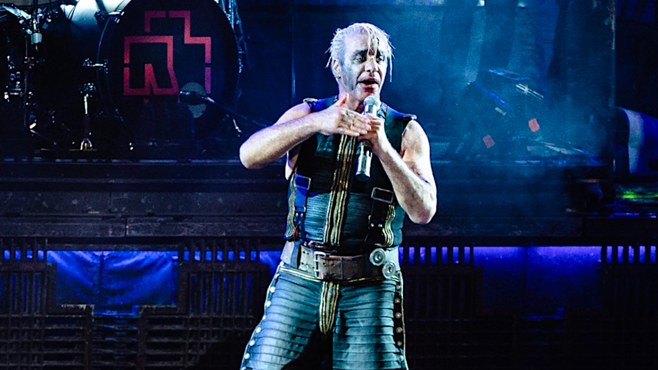 Till Lindemann : les images de sa chute sur scène !